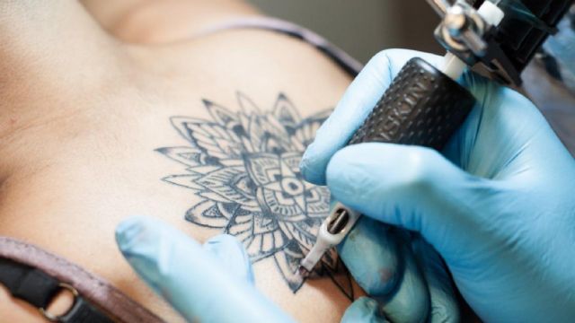 Νανοσωματίδια των τατουάζ φθάνουν ως τους λεμφαδένες | tovima.gr