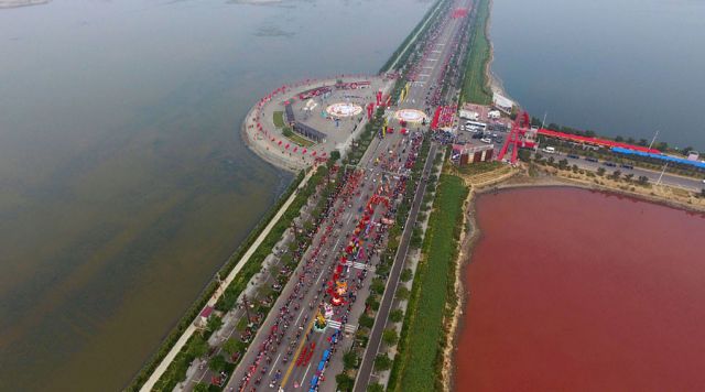 Κίνα: Πόλος έλξης η δίχρωμη «Νεκρά Θάλασσα» της Κίνας