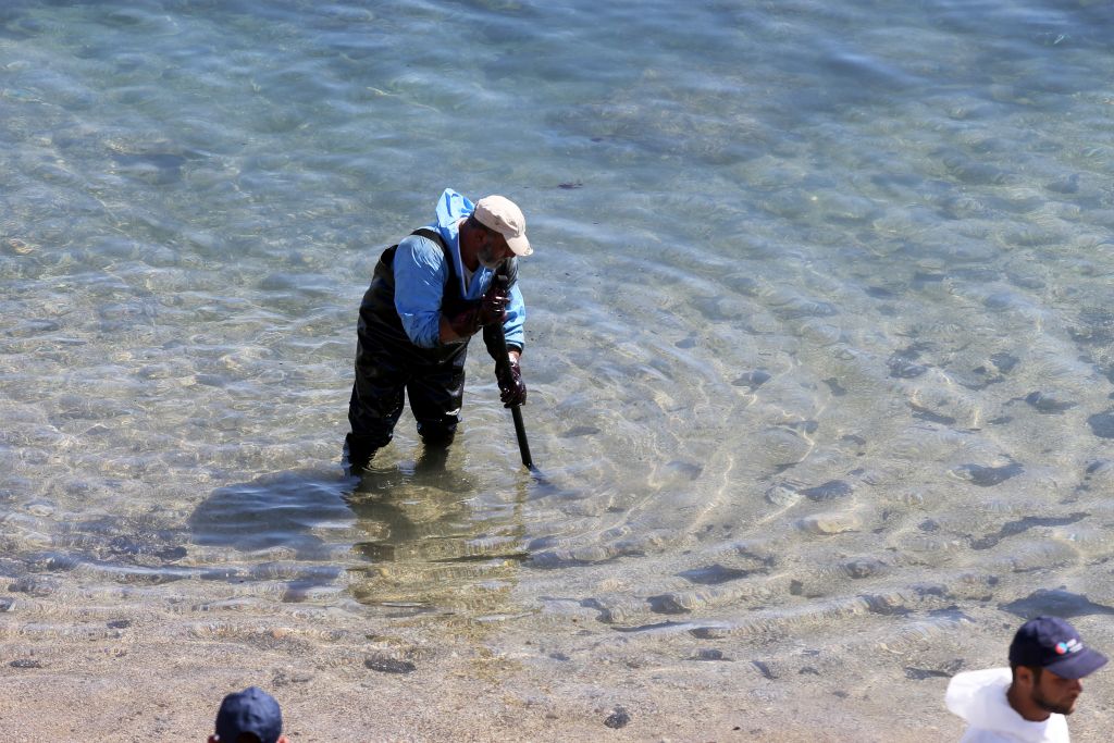 Απορρύπανση Σαρωνικού: Τι δυσκολεύει τα συνεργεία καθαρισμού