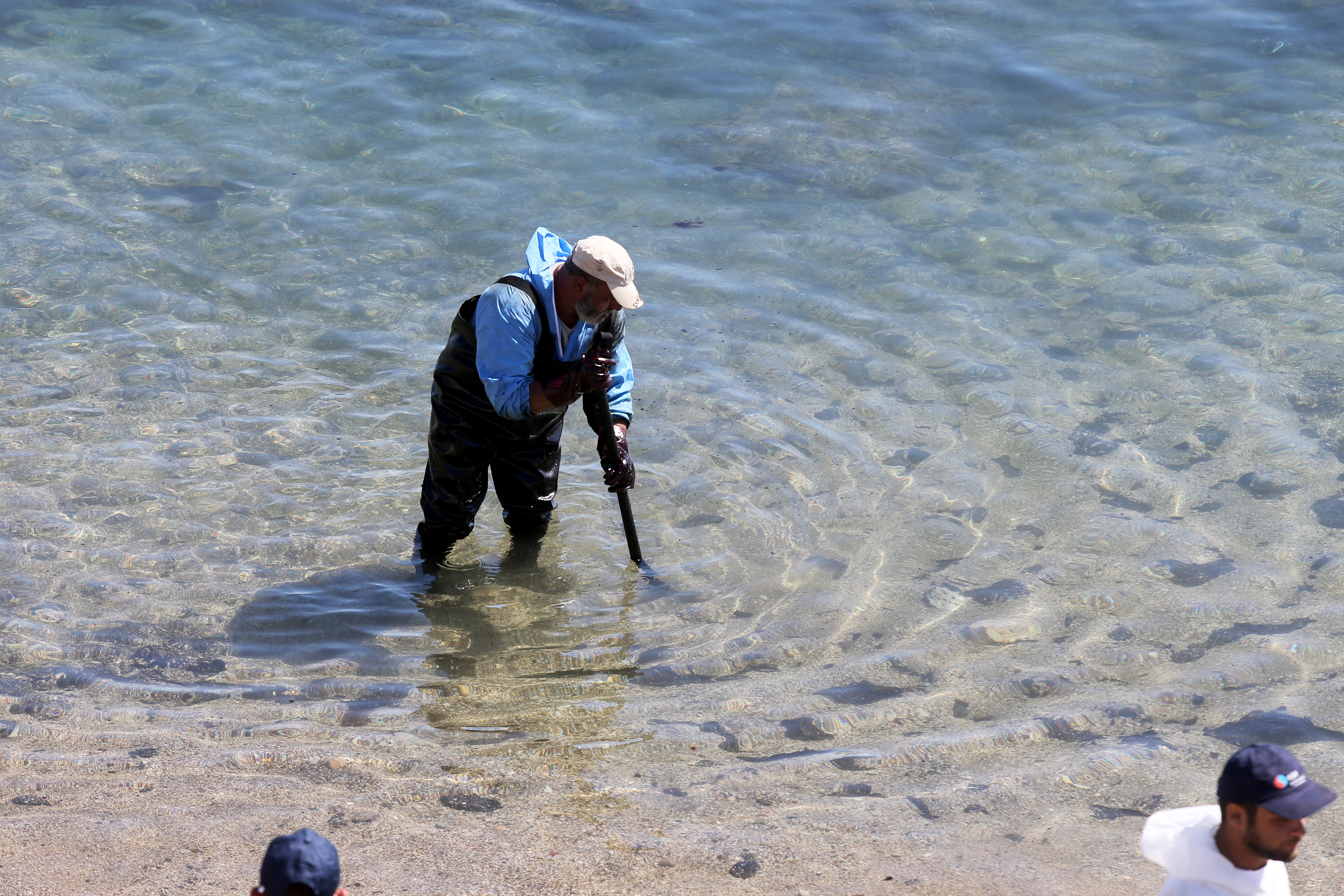 Απορρύπανση Σαρωνικού: Τι δυσκολεύει τα συνεργεία καθαρισμού