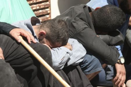 Σύρος πρόσφυγας καταγγέλει τη βία που έχει υποστεί στη χώρα μας