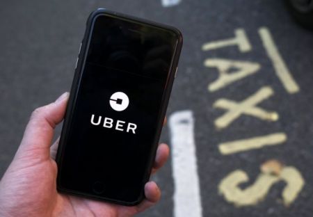 «Στα μαχαίρια» οι ταξιτζήδες με την Uber και στην Τουρκία
