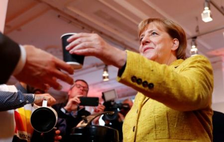 Γιατί η Μέρκελ προσφέρει η ίδια τον καφέ στους καλεσμένους