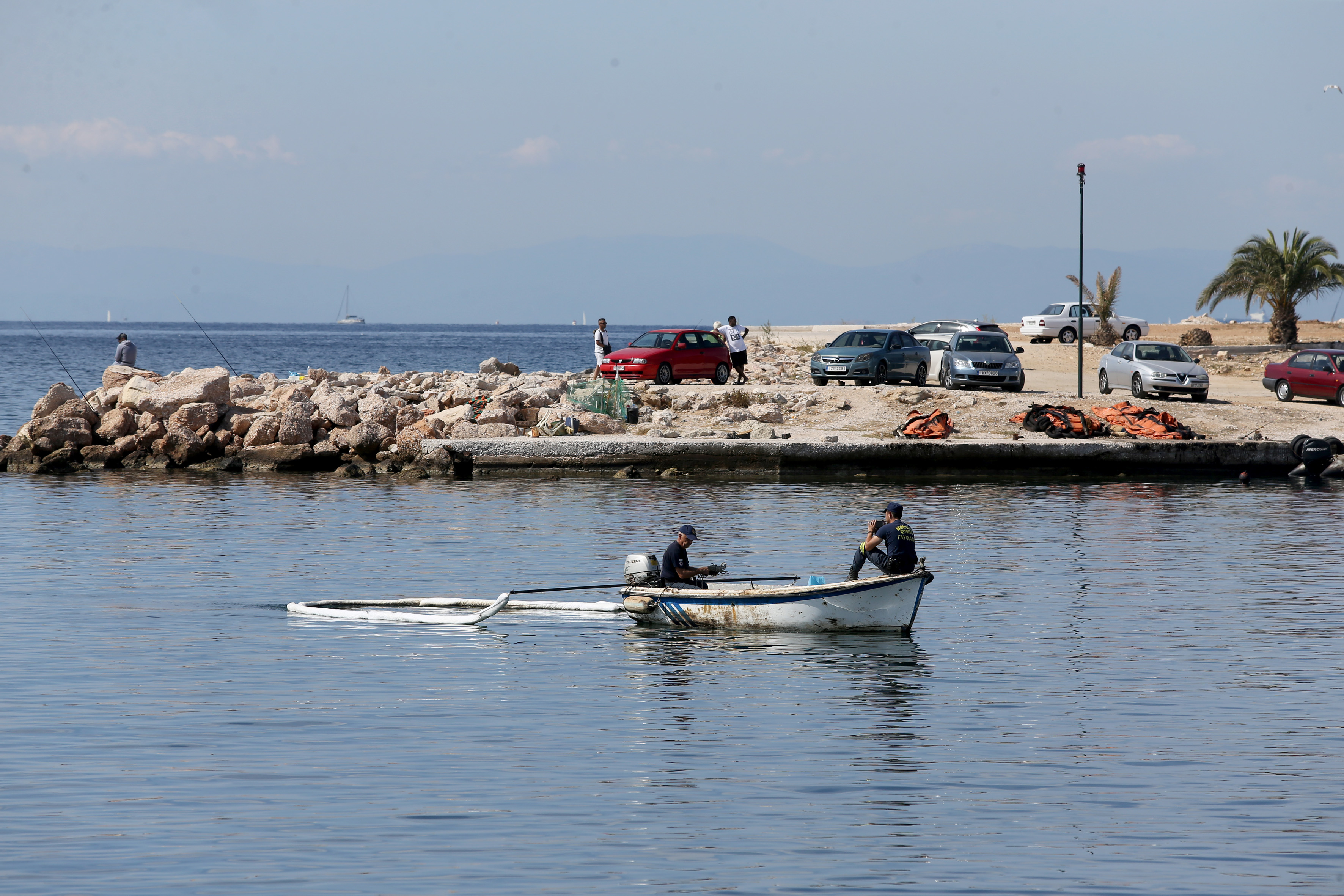 Δύτες στα Σελήνια Σαλαμίνας για εργασίες απορρύπανσης βυθού