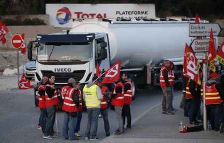 Γαλλία: Συνδικάτα εργαζομένων μπλοκάρουν τις πετρελαϊκές εγκαταστάσεις
