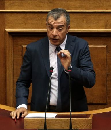 Θεοδωράκης: Κάλεσμα για μαζική συμμετοχή στις κάλπες