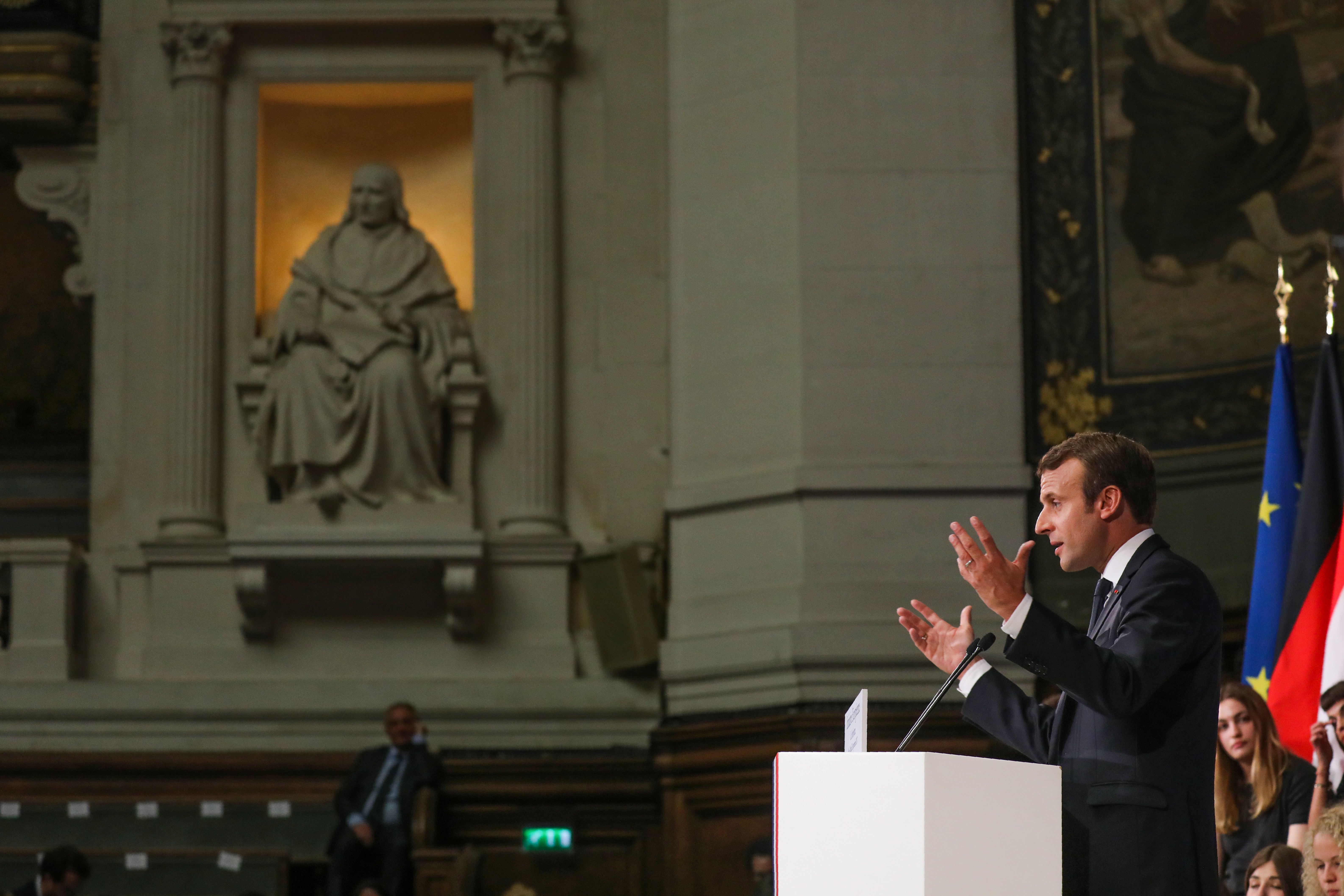 To όραμα Μακρόν για την ΕΕ μετά τον πολιτικό σεισμό στη Γερμανία