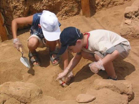 Τα παιδιά αγαπούν τα σαββατοκύριακα στον Ελληνικό Κόσμο