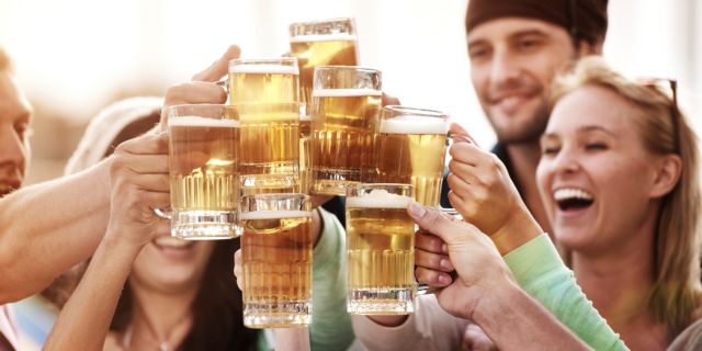 Να γιατί η μπίρα μάς φτιάχνει τη διάθεση