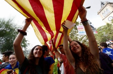 Η Μαδρίτη απειλεί, η Βαρκελώνη επιμένει