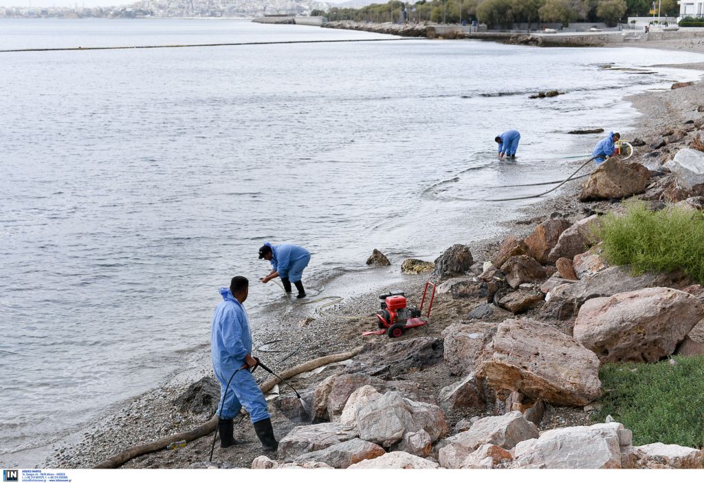 Αλλάζει μέρα με την ημέρα η εικόνα στις ακτές που επλήγησαν από την ρύπανση (video)