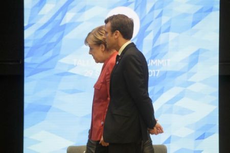 Θετική απάντηση Μέρκελ σε Μακρόν μετά την αποδυνάμωσή της
