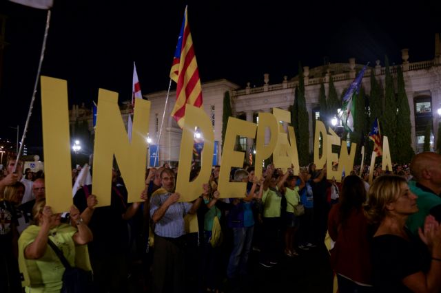 Δημοψήφισμα: Τα εκλογικά κέντρα έχουν καταλάβει οι Καταλανοί