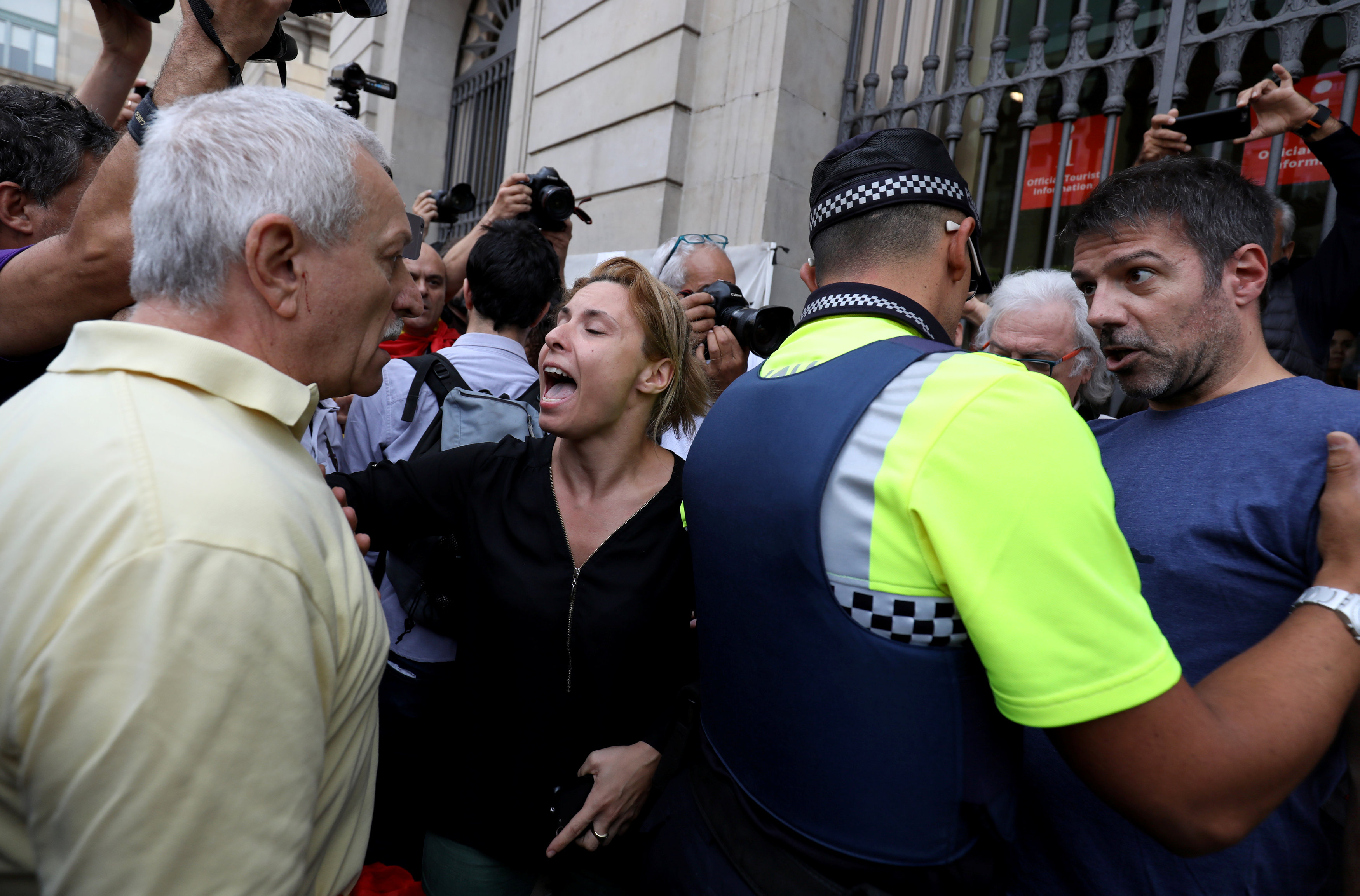 Καταλωνία: Το 90% υπέρ της ανεξαρτησίας εν μέσω σκληρής καταστολής με εκατοντάδες τραυματίες