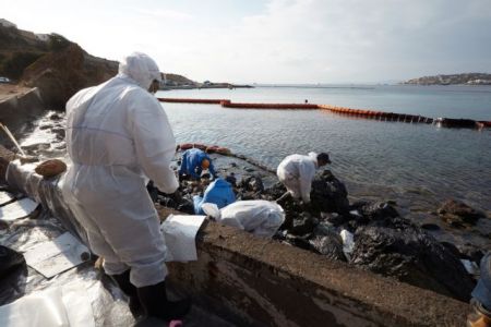Βελτιώνεται καθημερινά η εικόνα των ακτών της Σαλαμίνας