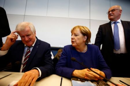 DW: Ο Ζεεχόφερ αναμένει δύσκολες συνομιλίες με την… Α. Μέρκελ