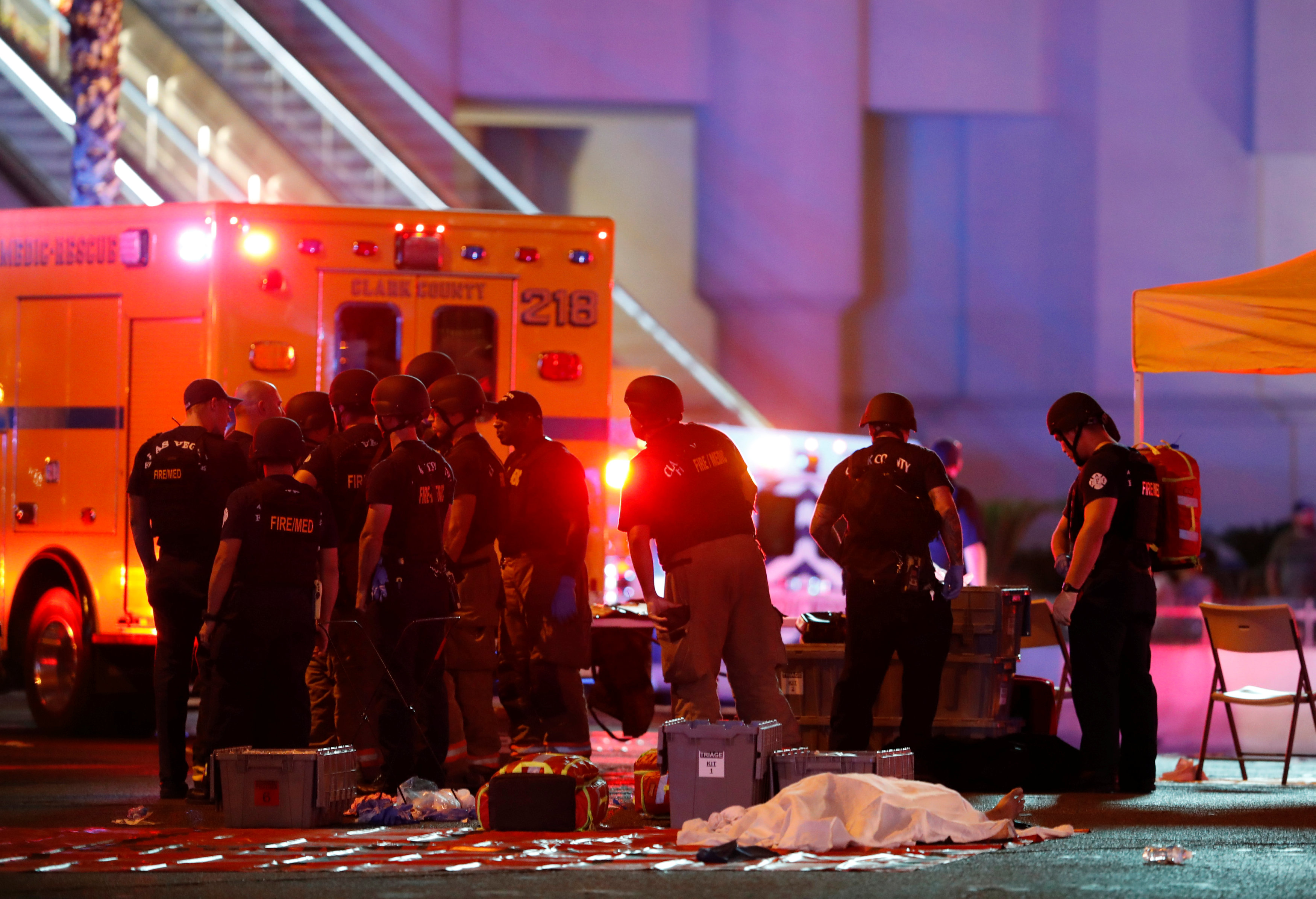 Λας Βέγκας – Τουλάχιστον 58 νεκροί  από το μακελειό –  Το FBI δεν συνδέει την επίθεση με ISIS – Ποιος είναι ο δράστης
