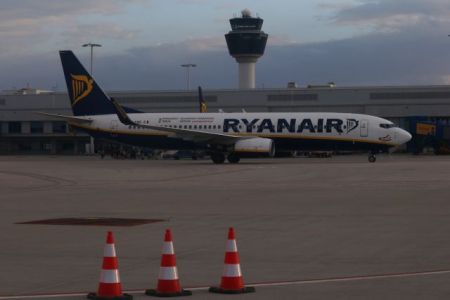 Φάρσα η ύπαρξη ύποπτου πακέτου σε πτήση της Ryan Air (Βίντεο)