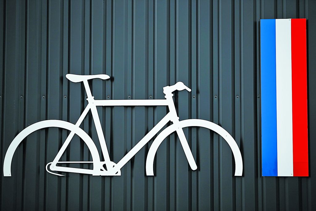 Εκτός Παρισιού τα συμβατικά αυτοκίνητα