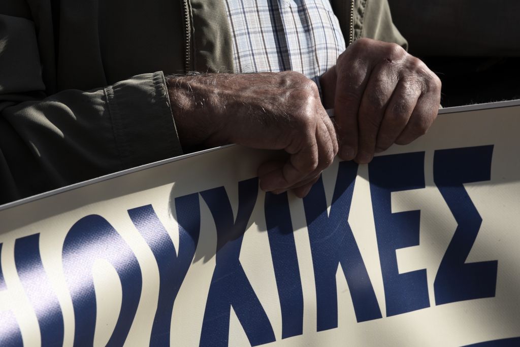 Ελάχιστο όριο στα 384 ευρώ για τις συντάξεις χηρείας