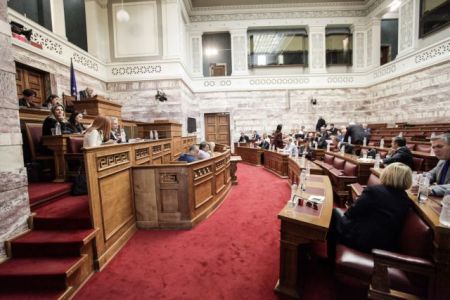 Βουλή: Εγκρίθηκε από την αρμόδια επιτροπή η αλλαγή φύλου από τα 15