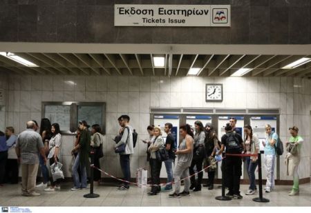 Στις ουρές οι πολίτες για τις κάρτες των μέσων μεταφοράς