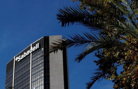 Καταλονία: Την απομάκρυνση της έδρας της ανακοίνωσε η Banco de Sabadell