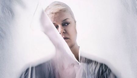 Η Κυρά της Ρω μονολογεί