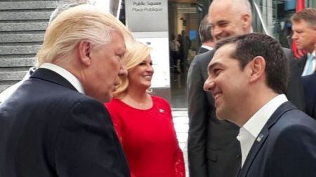 Μυστικά και παζάρια πίσω από τον εναγκαλισμό Τσίπρα με Τραμπ