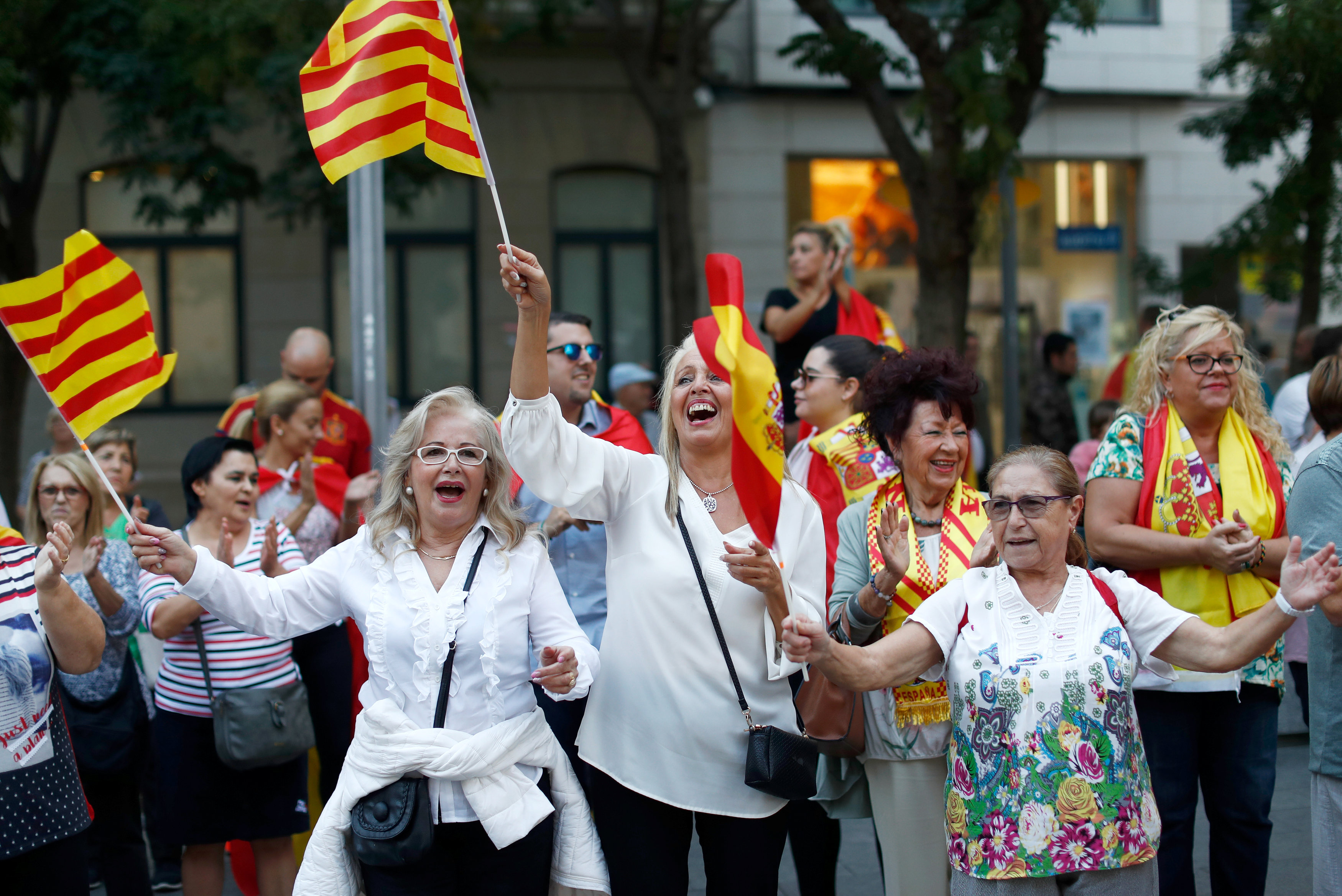 Καταλονία: Aνακοινώθηκε επισήμως το «ναι» στην ανεξαρτησία – Αποχωρούν οι τράπεζες