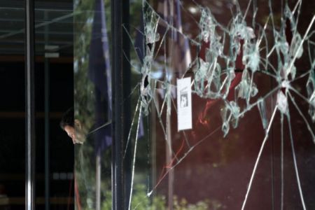 Η επίθεση με βαριοπούλες του Ρουβίκωνα στο ΚΕΠΥΟ [βίντεο]