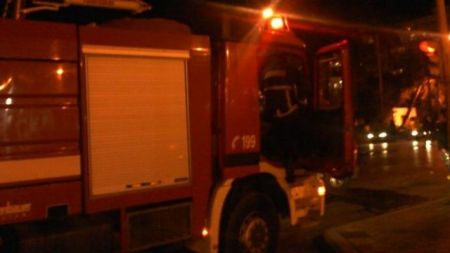 Γλυφάδα: Υπό μερικό έλεγχο η φωτιά στην εφορία