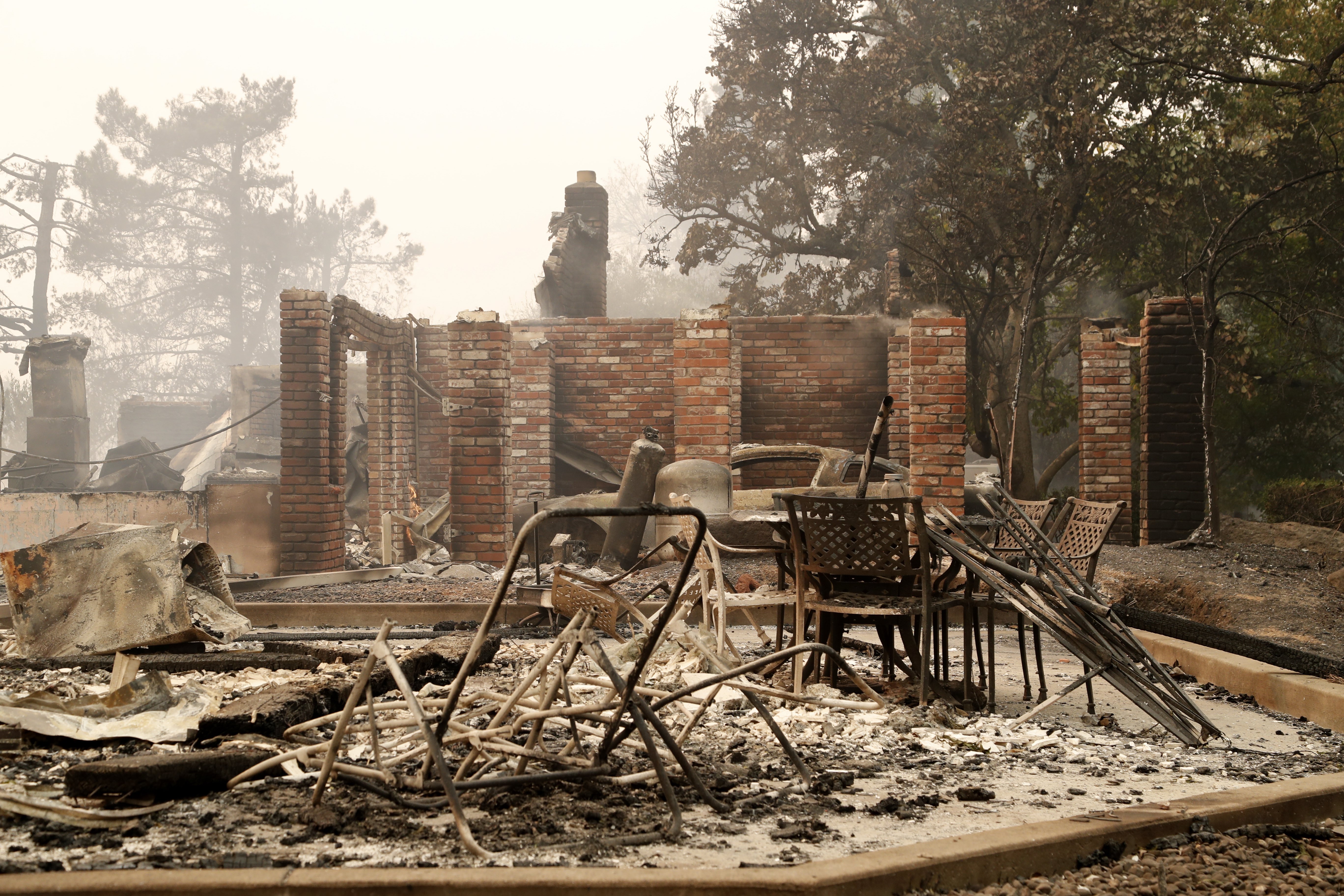 Καταστοφικές πυρκαγιές στην Καλιφόρνια με 10 νεκρούς,  100 τραυματίες, στάχτη 1.500 οικήματα και επιχειρήσεις