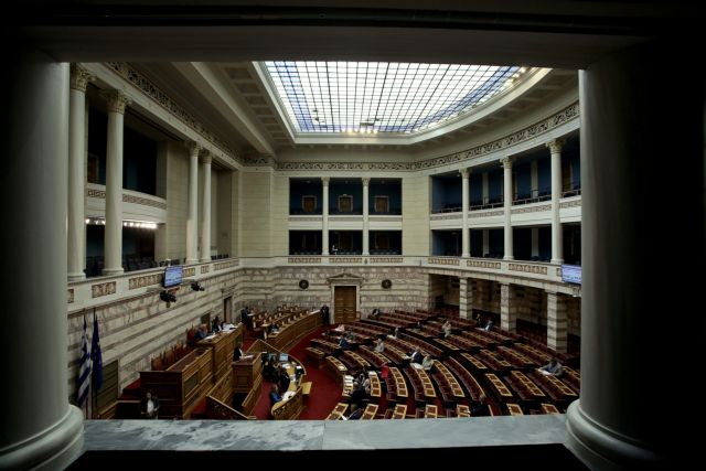 Βουλή: Υπερψηφίστηκε το νομοσχέδιο για το κοινωνικό μέρισμα