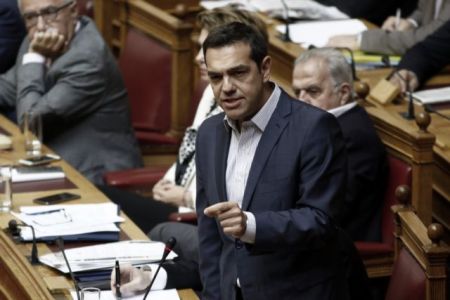 Βουλή: Μετωπική σύγκρουση Τσίπρα-Μητσοτάκη για την ταυτότητα φύλου
