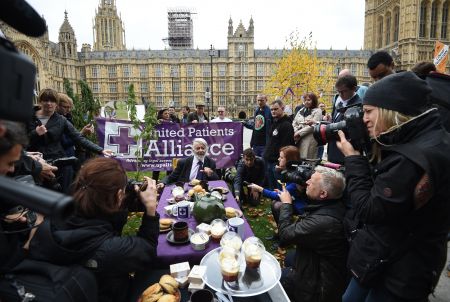 Tea time συνοδεία… κάνναβης μπροστά από το Ουεστμίνστερ