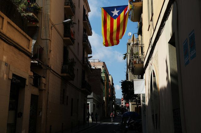 Καταλωνία: Αυτονομιστές πιέζουν τον Πουτζντεμόν να επιβεβαιώσει την ανεξαρτησία