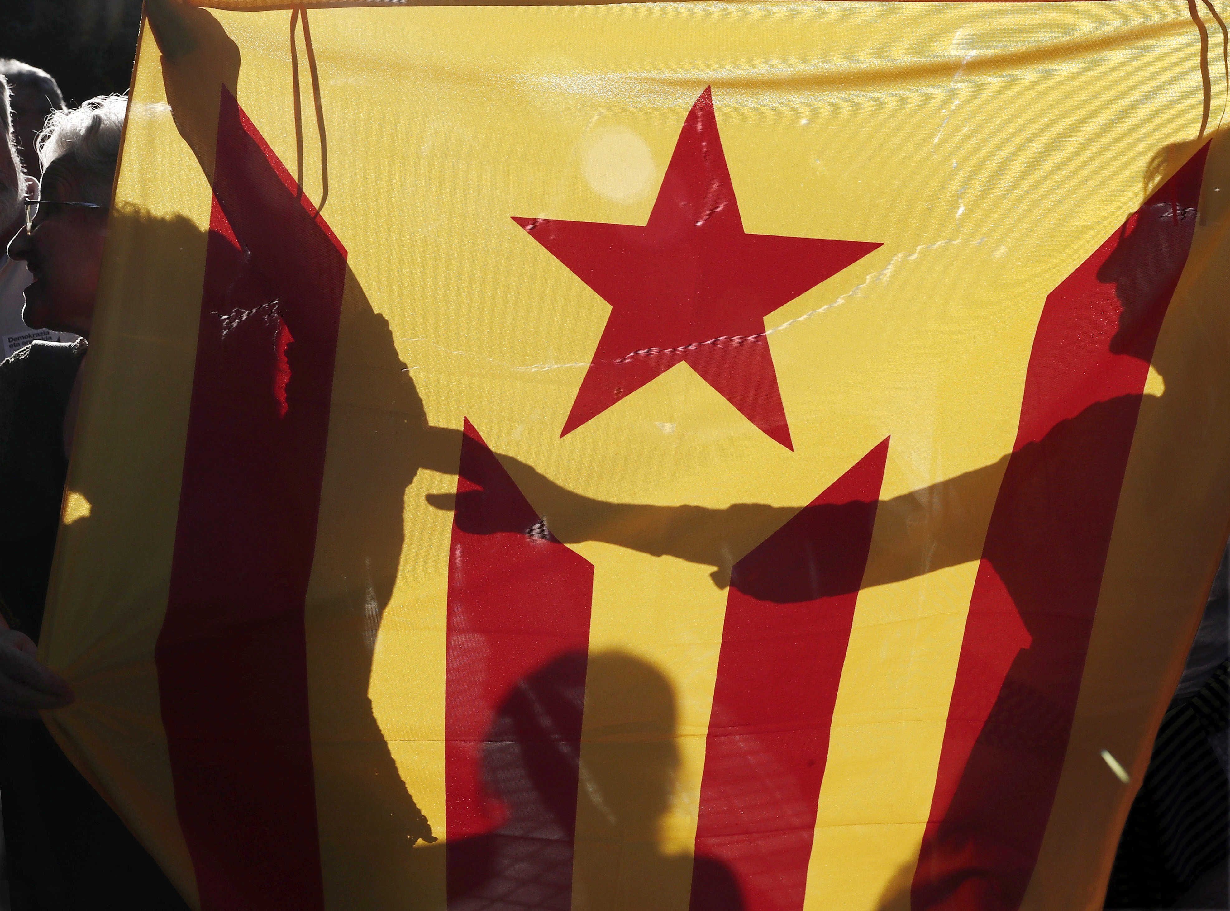 Δήμαρχος Βαρκελώνης: Η Καταλωνία να παραιτηθεί της ανεξαρτησίας