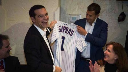 Στον Τσίπρα η φανέλα των Chicago Cubs με το όνομά του