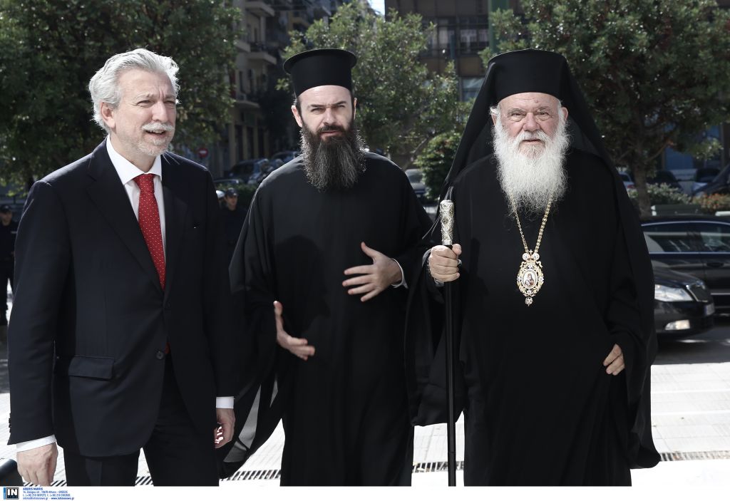 Αιχμές Ιερώνυμου για την ταυτότητα φύλου