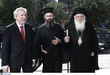 Αιχμές Ιερώνυμου για την ταυτότητα φύλου