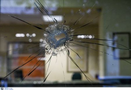 Επίθεση Ρουβίκωνα σε εταιρεία στην Κηφισία με σφυριά και μπογιές (βίντεο)