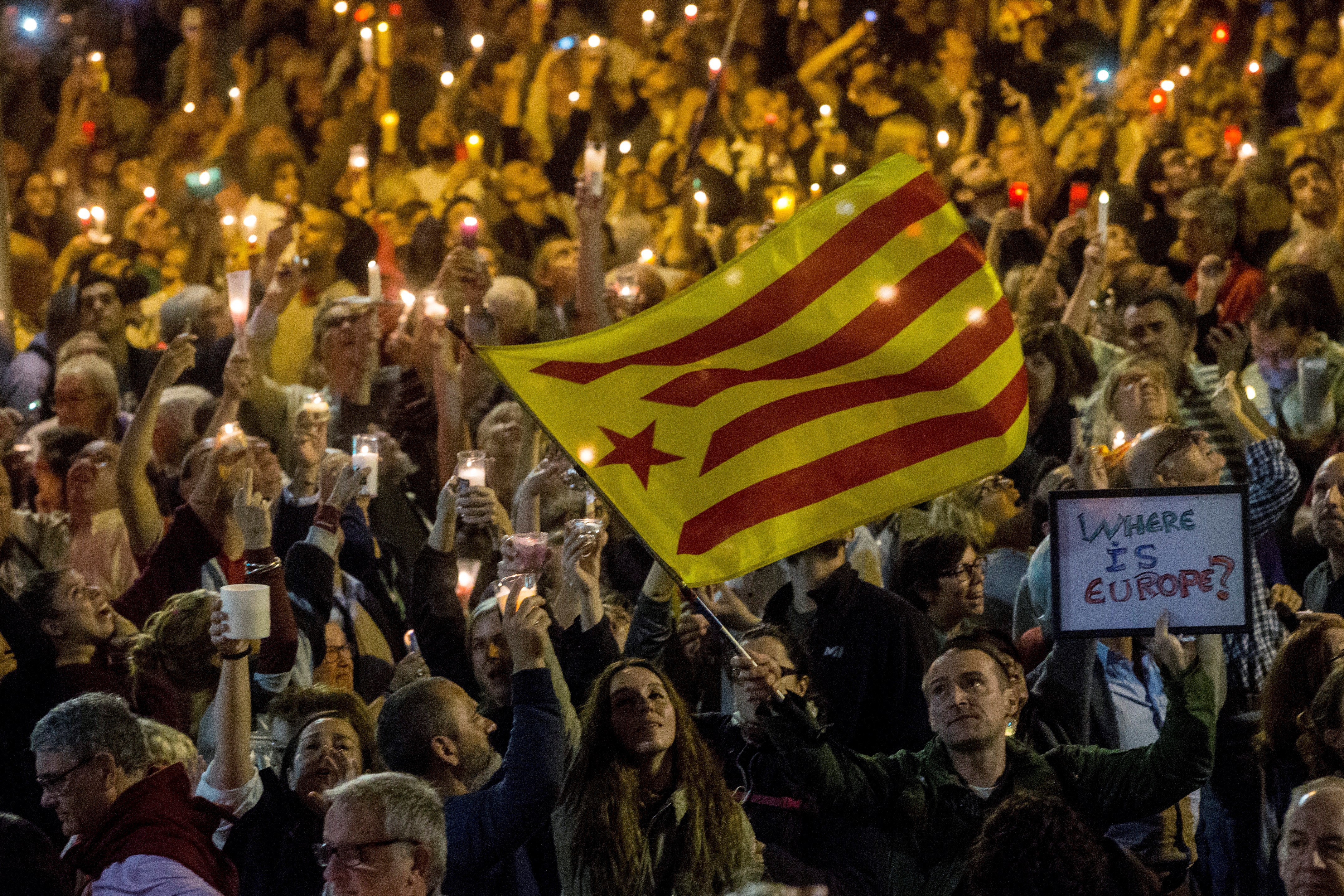 Κρίσιμες ώρες για την Καταλωνία – Προκηρύξτε εκλογές διαμηνύει η Ισπανία