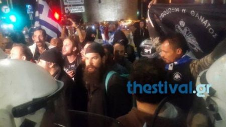 Με σημαίες και εικόνες εναντίον της παράστασης «Ώρα του Διαβόλου»