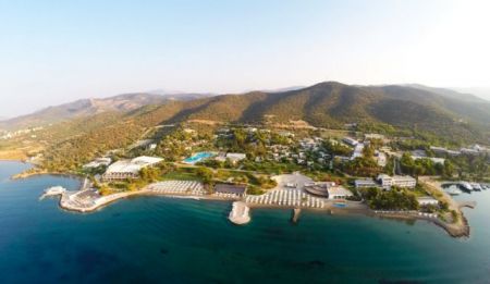 Στο «σφυρί» το ξενοχοδείο Hydra Beach
