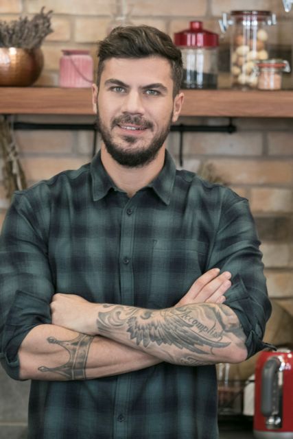 Εκτός ΣΚΑΙ ο Ακης Πετρετζίκης