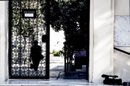 Το εγκληματολογικό «ξεσκονίζει» το ταξί του πατέρα της εφοριακού