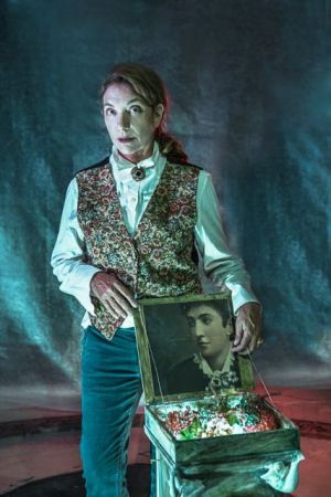 Ολια Λαζαρίδου: «Ευτυχώς, αισθάνομαι παράταιρη στην εποχή μας»