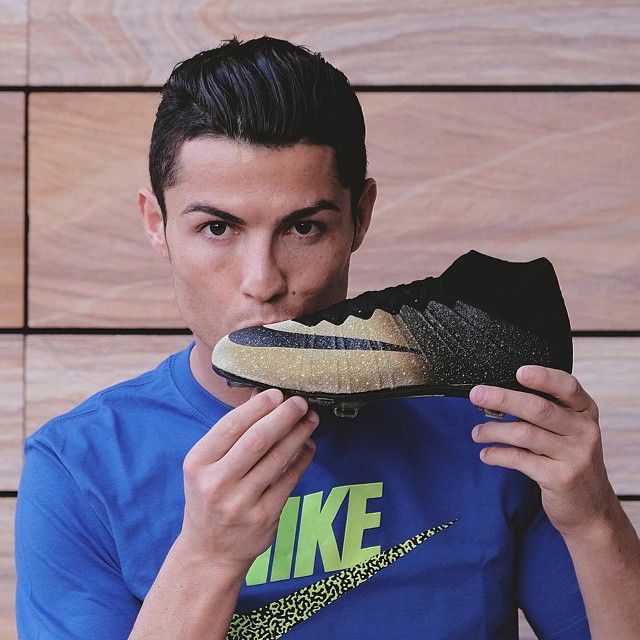 Ποδοσφαιριστές στην εμπορική αρένα των Social Media