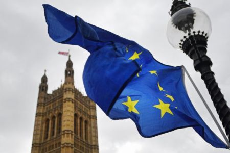 Λονδίνο: Αποκλείει «νέο σύνορο» μεταξύ Β. Ιρλανδίας και Βρετανίας